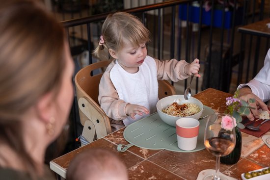 Bébé on the Move - Yummy Mat - Set de table et tapis anti-goutte 2 en 1 - Enroulable et portable - Compatible lave-vaisselle - Anti-poussière - Aspen