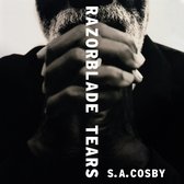 Boek "Razorblade Tears" met de tekst "S. A. Cosby" in witte letters, gericht op de handen van een man die gevouwen zijn.