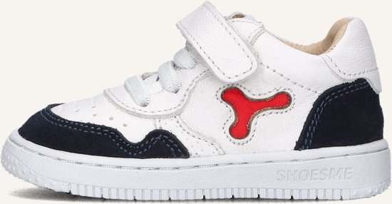 Witte leren sneaker met rode opdruk en donkerblauwe suède accenten. Zijaanzicht.