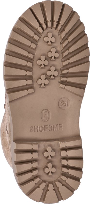 Beige suède zool van een laarsje met klaprozen-motief en Shoesme logo.