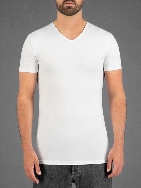 Witte T-shirt met V-hals, korte mouwen, gedragen door een man.