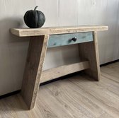 Houten krukje met blauwe lade, zwart handvat en een zwarte pompoen erop.