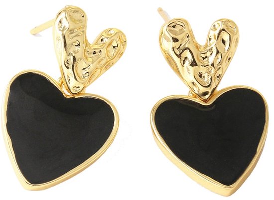 Gouden oorbellen met hartvormige, zwarte hangers met een gekreukeld gouden hartje erboven.