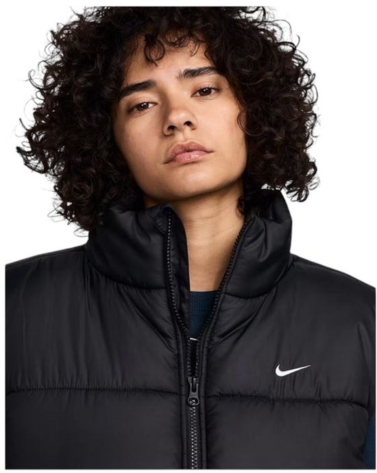 Zwarte Nike bodywarmer met hoge kraag en wit Nike logo op de borst.