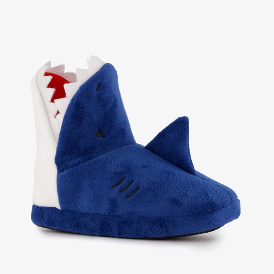 Blauwe haai pantoffel met witte tanden, rode binnenkant en een rugvin. Zwart detail op de zijkant.