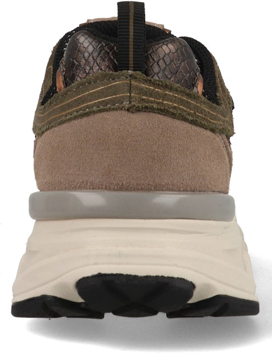 Achterkant van groene dames sneaker met bruine slangenhuidprint en beige details.
