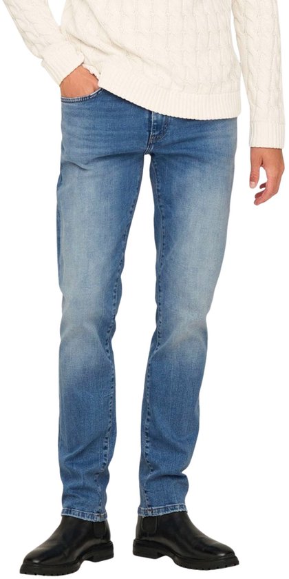 Man in blauwe jeans met een hand in de zak, voorste aanzicht.