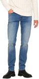 Man in blauwe jeans met een hand in de zak, voorste aanzicht.