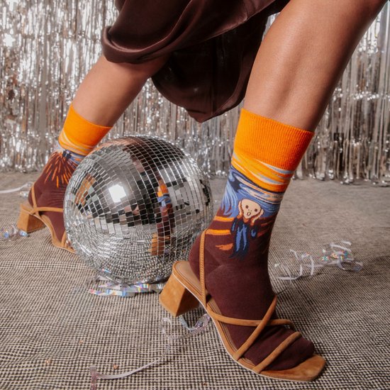 Bruine sokken met "De Schreeuw" van Munch, oranje boord, bij discobal.
