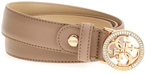Taupe Guess riem met goudkleurige gesp versierd met strass steentjes en Guess logo.