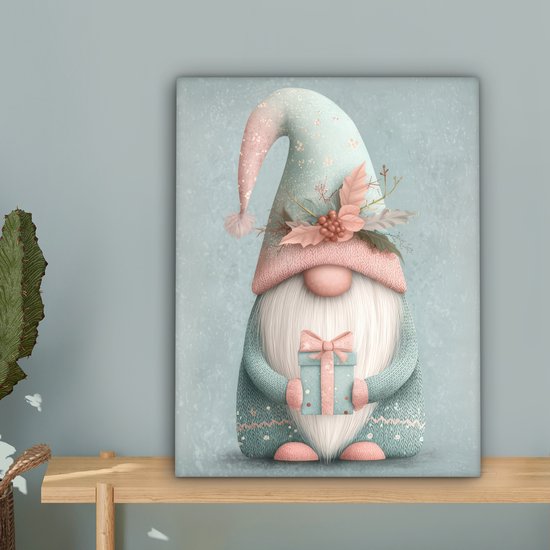 Canvas schilderij 30x40 cm - Exclusieve wanddecoratie Kerstgnome - Cadeau - Groen - Muurdecoratie woonkamer - Kamer decoratie - Schilderijen op canvas - Kerstdecoratie voor binnen - Kerstversiering - Kerstmis versiering