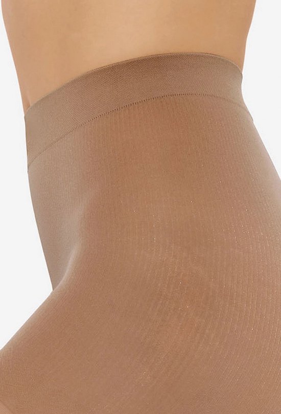 Detail van een beige panty met fijne glans, op witte achtergrond.