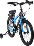 Blauwe en zwarte kinderfiets met zijwieltjes, zadel met 'S' logo en 'SPORTIVO' tekst.
