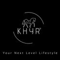 Logo van KHYR met een paard en cirkels, met de tekst 'Your Next Level Lifestyle'.