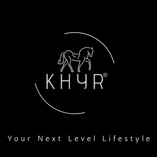 Logo van KHYR met een paard en cirkels, met de tekst 'Your Next Level Lifestyle'.