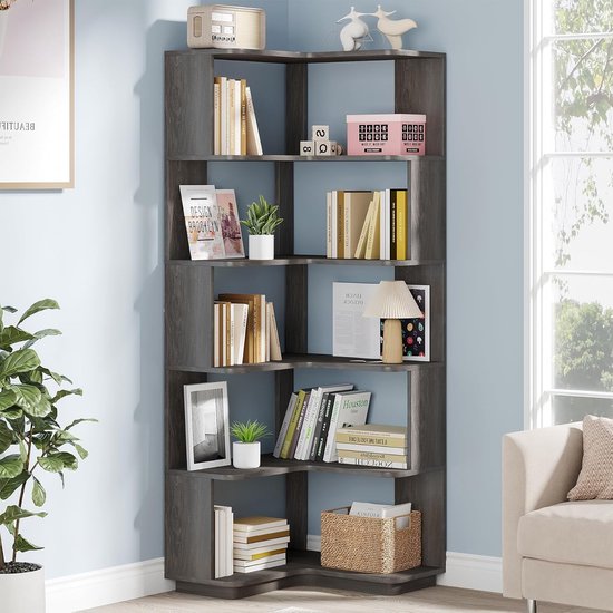 Grijze hoekboekenkast met 6 planken, gevuld met boeken, planten en decoraties.