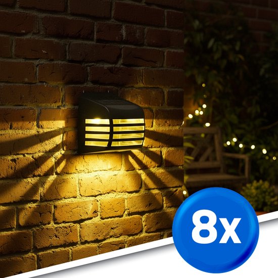 Zwarte Solar wandlamp op een bakstenen muur, straalt warm wit licht uit met een gestreept patroon. Set van 8 stuks.