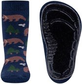Donkerblauwe antislip sokken met beren, bomen en sneeuwprint. De zool heeft antislip nopjes.