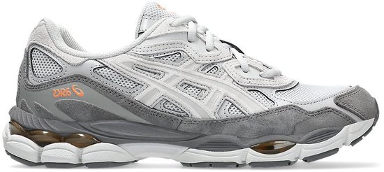 Grijze ASICS Gel-NYC sneaker met oranje 'GEL'-opschrift op de hiel.