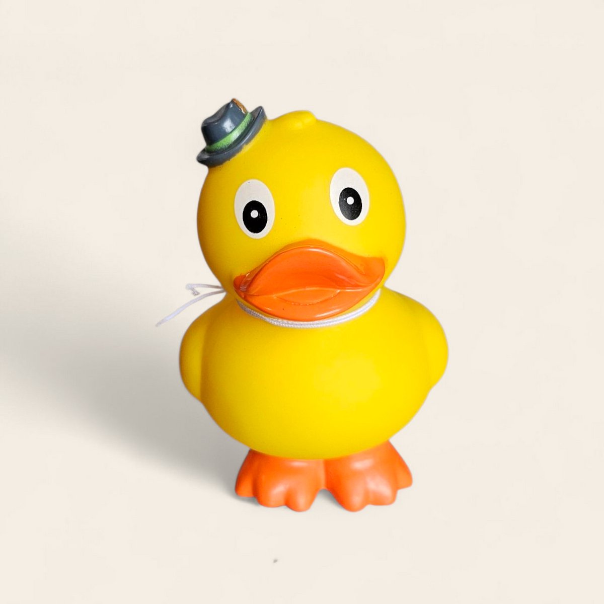 Badeend staand met hoedje