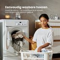 Een vrouw doet de was in een machine, met de tekst 'Eenvoudig wasbare hoezen'.