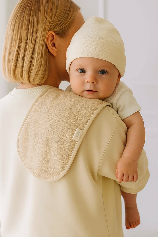 Kraamcadeau Unisex – Gepersonaliseerd Babyshower Cadeau Set met Naam naar keuze | Gender Reveal & Baby Cadeau Box (Mutsje, Spuugdoekje, Knuffeldoekje Beige) — afbeelding 3