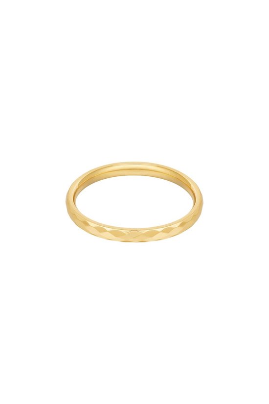 Gouden ring met facet geslepen ruitjespatroon.