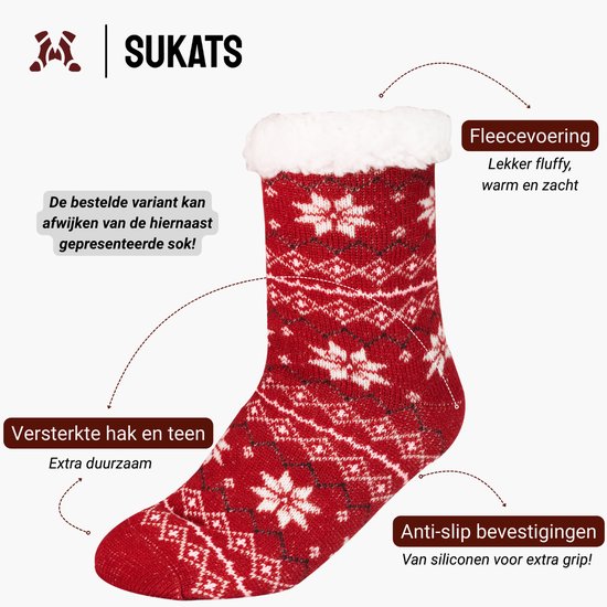 Een rode sok met wit kerstpatroon, witte fleece voering, verstevigde hak en teen, antislip. Tekst: Fleecevoering, Versterkte hak en teen, Anti-slip bevestigingen.
