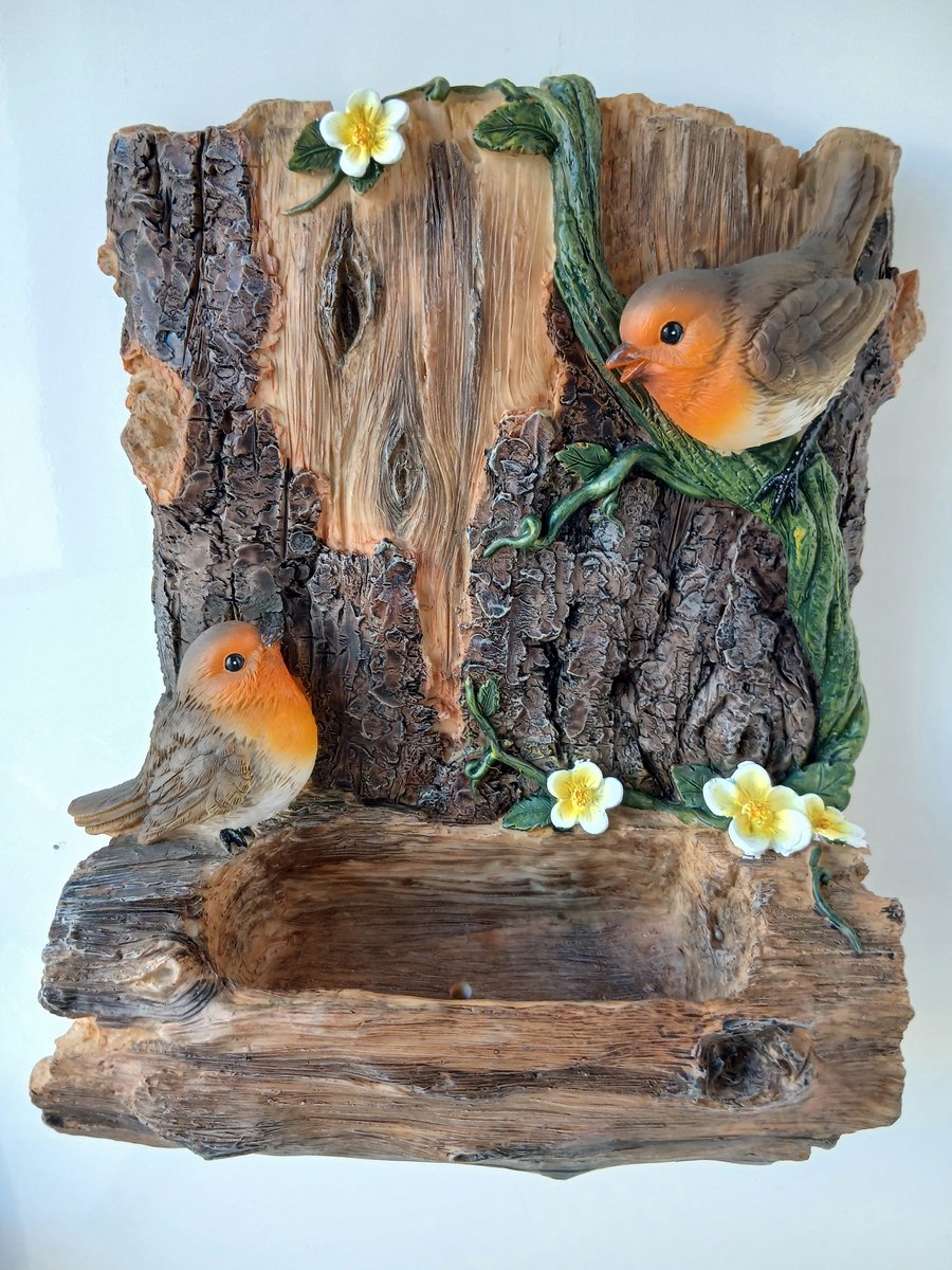 HotAnt Tuinbeeld dieren - Wandvoederhuisje met Roodborstjes (Polystone) - Voor buiten - Tuin decoratie - Cadeau