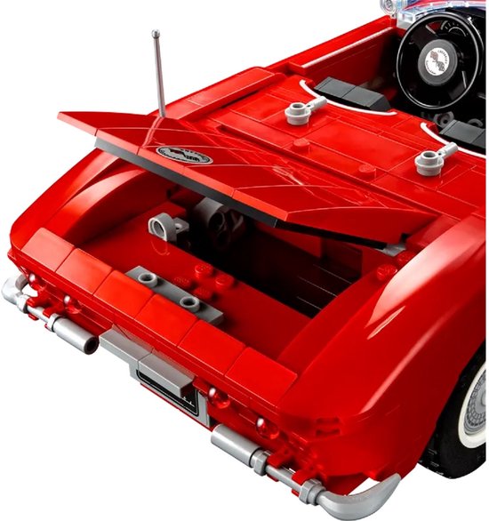 Achterkant van een rode LEGO Chevrolet Corvette met open kofferbak, zicht op interieur.