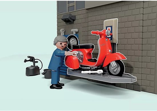 PLAYMOBIL monteur in blauw pak bij een rode Vespa scooter op een hefplateau.