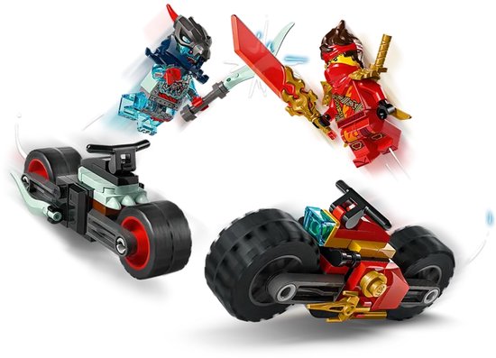 Twee LEGO Ninjago speelgoedmotoren, rood en blauw, met strijdende ridders.