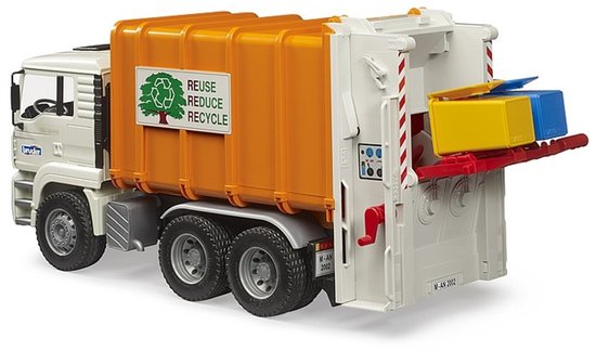 Achterkant van witte vuilniswagen met oranje container. Laadklep open. Twee vuilnisbakken (geel, blauw) op de laadklep.