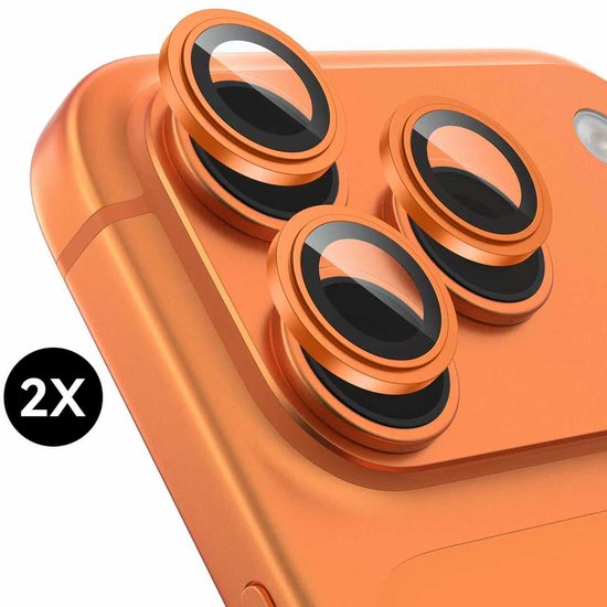 Koperkleurige camera lensbeschermers op de achterkant van een oranje telefoon. '2X' in een zwarte cirkel.