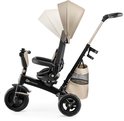Beige driewieler met zwart frame, zonnekap die versteld kan worden en verstelbare duwstang.