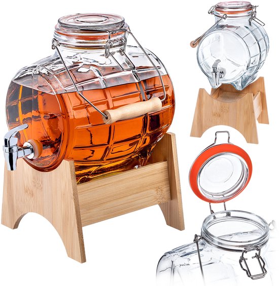 Glazen drankdispenser van 5L met houten kraantje, houten handvat, op bamboe standaard, met amberkleurige drank.