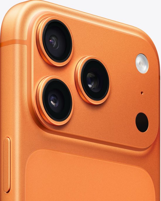 Gros plan du dos orange de l'iPhone 17 Pro Max, avec trois caméras, flash et microphone.