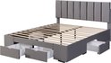 Grijs gestoffeerd bedframe met hoofdsteun, houten lattenbodem en vier open opberglades.