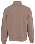 Achterkant van een taupekleurige sweater met een opstaande kraag en ritssluiting.