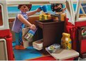 Interieur van een PLAYMOBIL camperbus met twee figuren die uitpakken, met een gootsteen en eten.