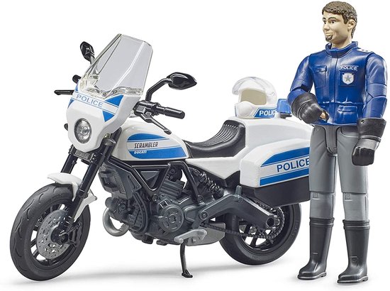 Politieagent naast een witte Ducati Scrambler motor met blauwe accenten.