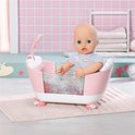 Baby pop in een roze badje met witte schaapjesvoetjes. De douchekop is roze en de badrand is versierd met zeedieren.