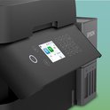 Close-up van het kleurenscherm en bedieningspaneel van een zwarte Epson EcoTank printer.