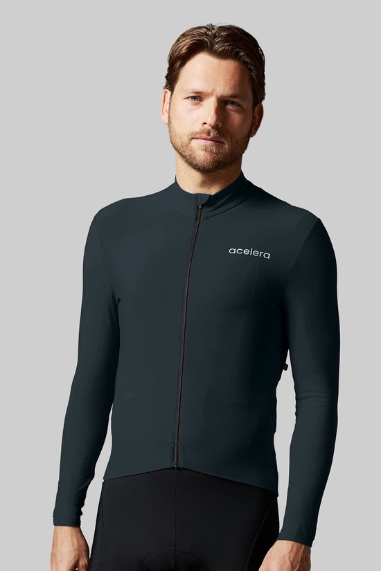 Man met donkergrijs fietsshirt met lange mouwen, gesloten ritssluiting en het 'acelera' logo.