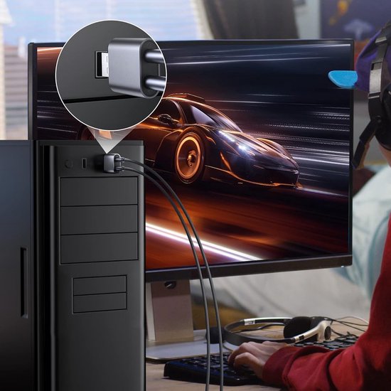 QOST USB geluidskaart adapter verbonden met een PC-computer, met een getoonde gameplay op het scherm.