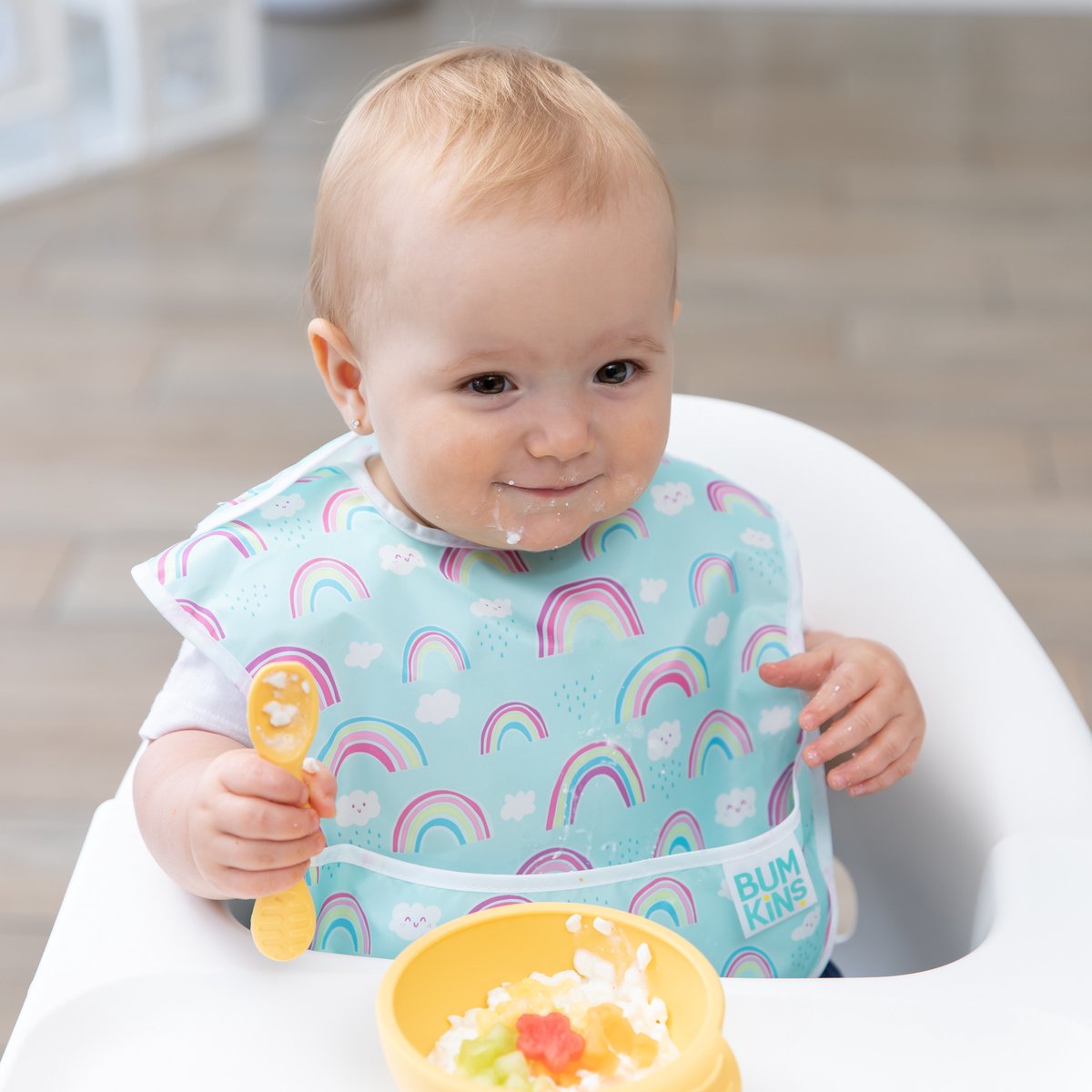 Bumkins SuperBib - Waterdichte Slab met Opvangbakje - Slabbetje voor Baby en Peuter - Eetslab en Knoeislab - Met Klittenband - Machinewasbaar - Baby Led Weaning BLW - Rainbows Regenboog - Lichtblauw - 6-24 maanden