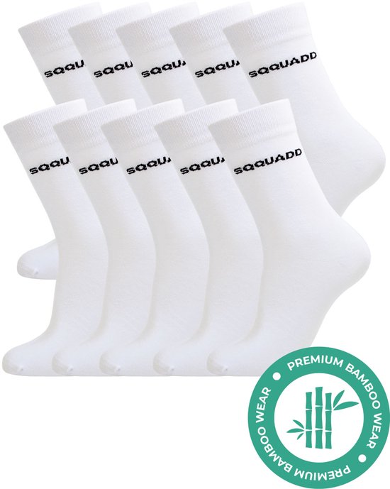 Tien witte SQQUADD bamboesokken, elk met zwarte tekst. Een cirkelvormige badge met bamboe-afbeelding en de tekst 'PREMIUM BAMBOO WEAR'.
