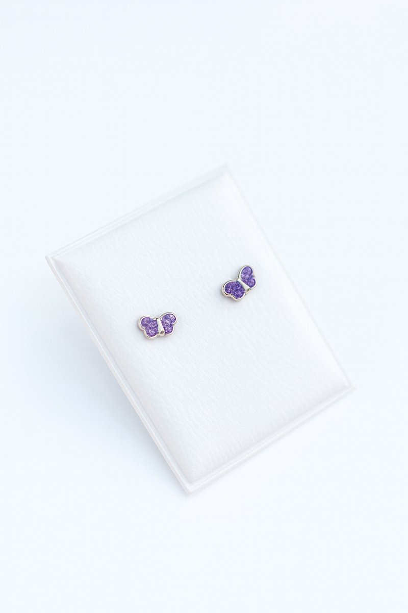 Little Butterfly Oorbellen – 9 Karaat Wittegoud Oorknopjes met Paars Stenen, 4x7mm., incl. Geschenkverpakking