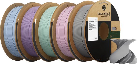 Vijf rollen 3D-printer filament van Kexcelled in de kleuren mat lichtblauw, mat paars, mat groen, mat roze en mat grijs. Een grijze 3D-geprinte vaas in de voorgrond.