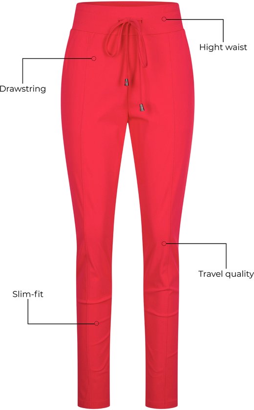 Rode pantalon met hoge taille, trekkoord, slank gesneden pijpen en 'travel quality' aanduiding.